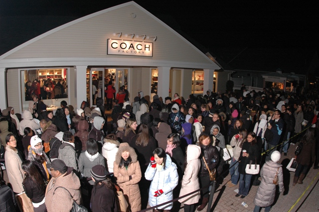 woodbury_common_premium_outlets_midnight_madness2